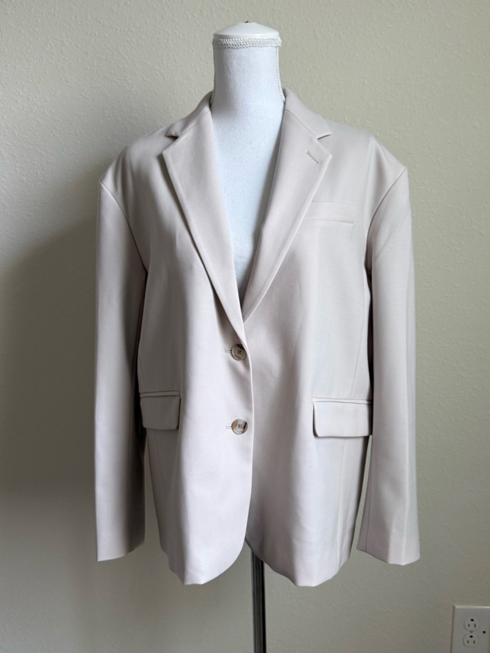 Aritzia Cream Single-Breasted Tailored Blazer